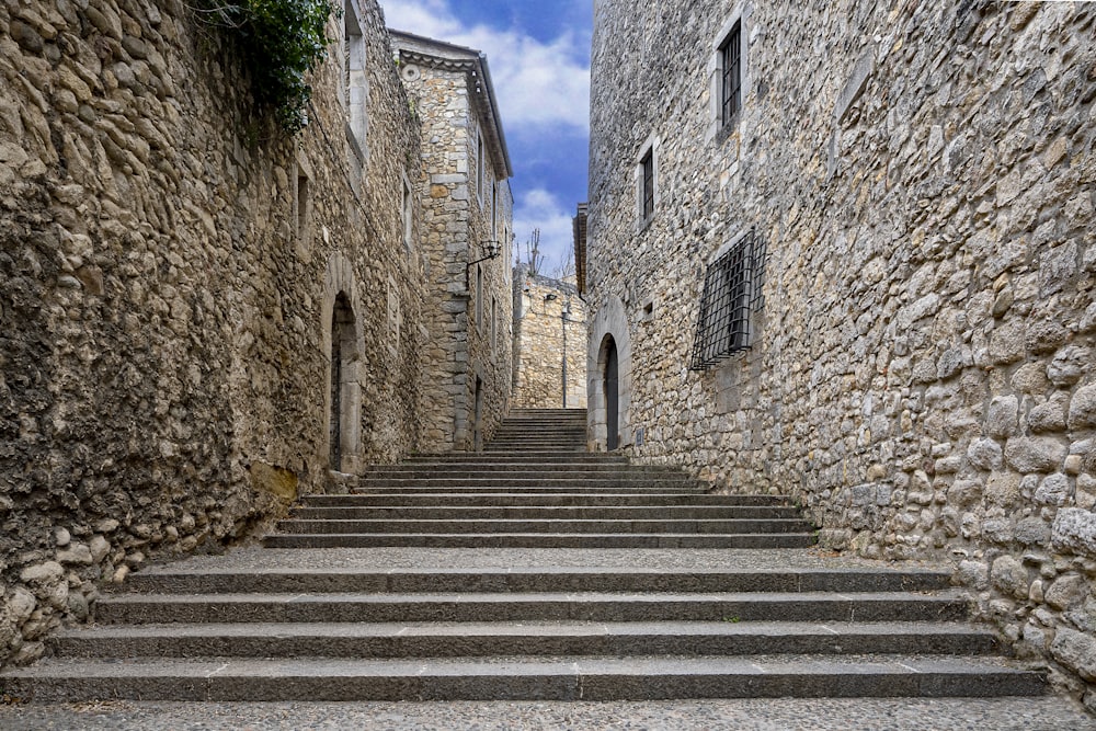 a set of stone stairs leading up to a building