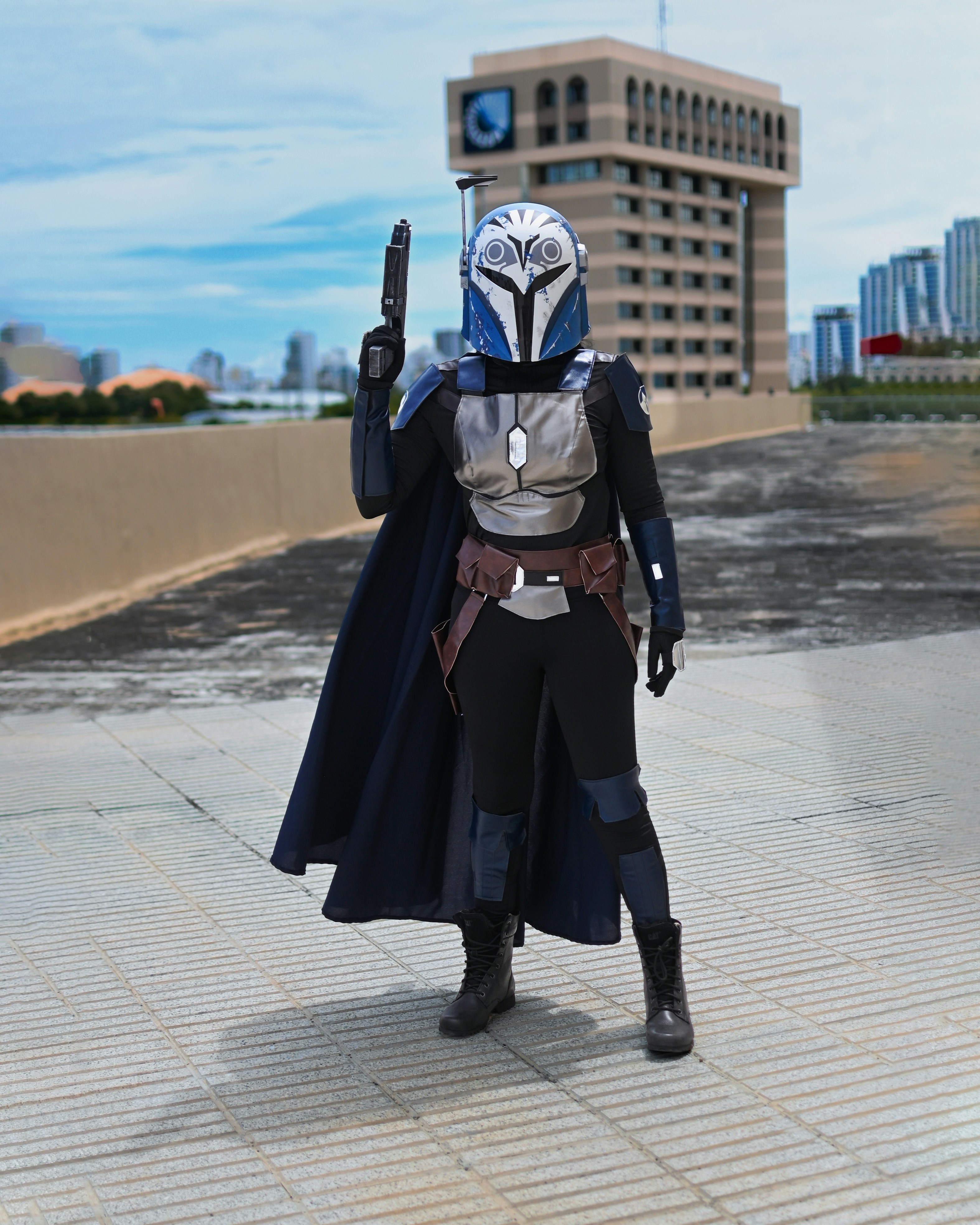 Seorang pria berkostum Star Wars memegang pistol