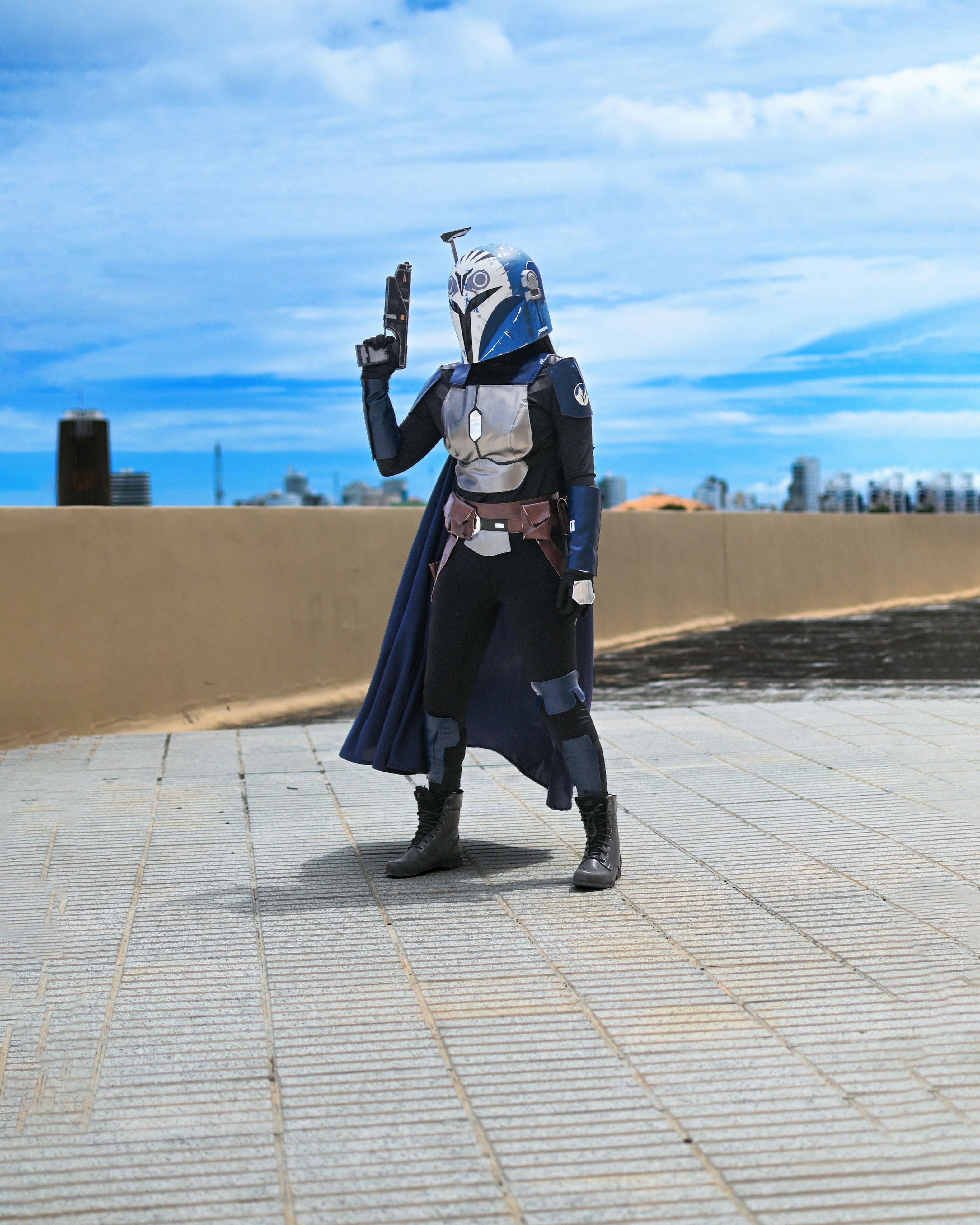 Seorang pria mengenakan kostum Star Wars