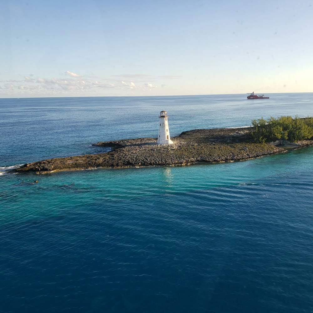 Un phare sur une île au milieu de l’océan