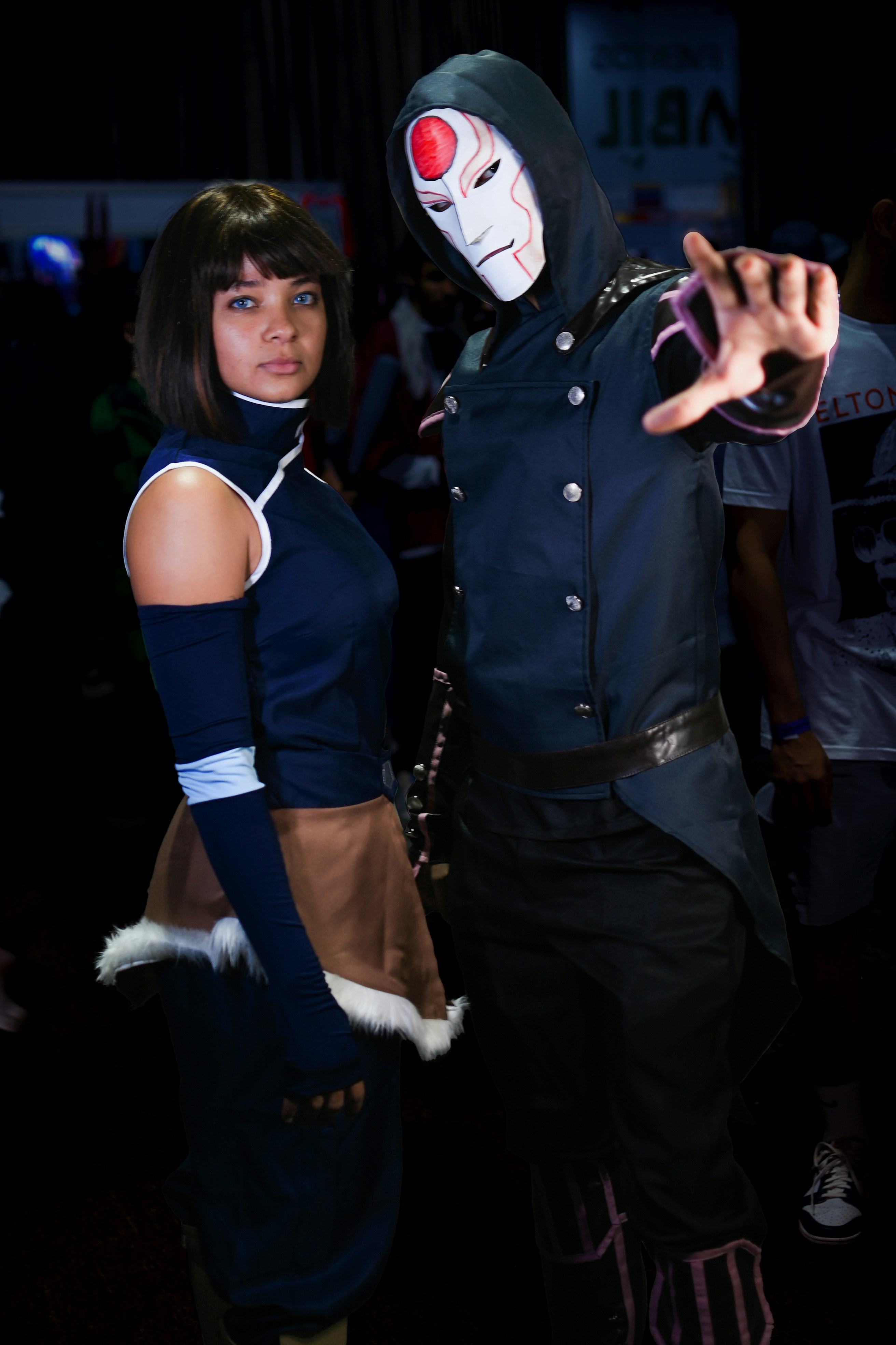 Dua orang dengan kostum cosplay di sebuah acara