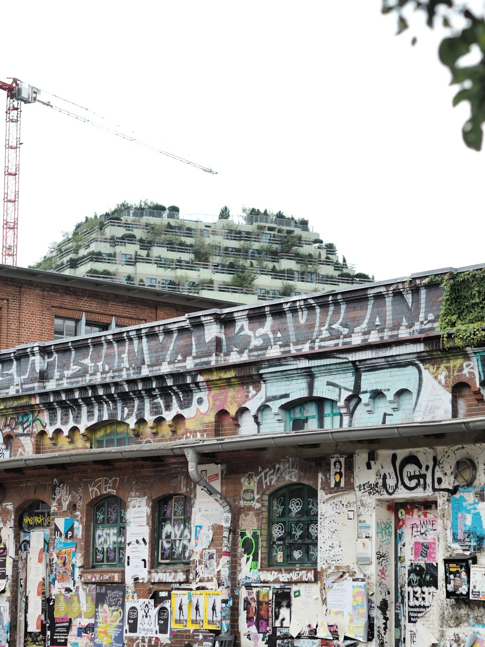 Ein Gebäude mit vielen Graffiti darauf