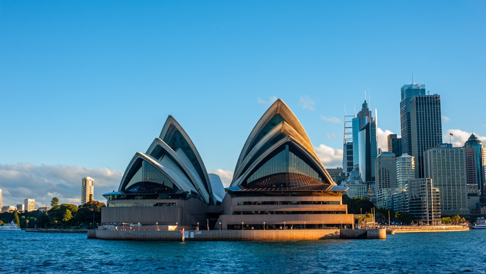 Una vista della Sydney Opera House dall'altra parte dell'acqua