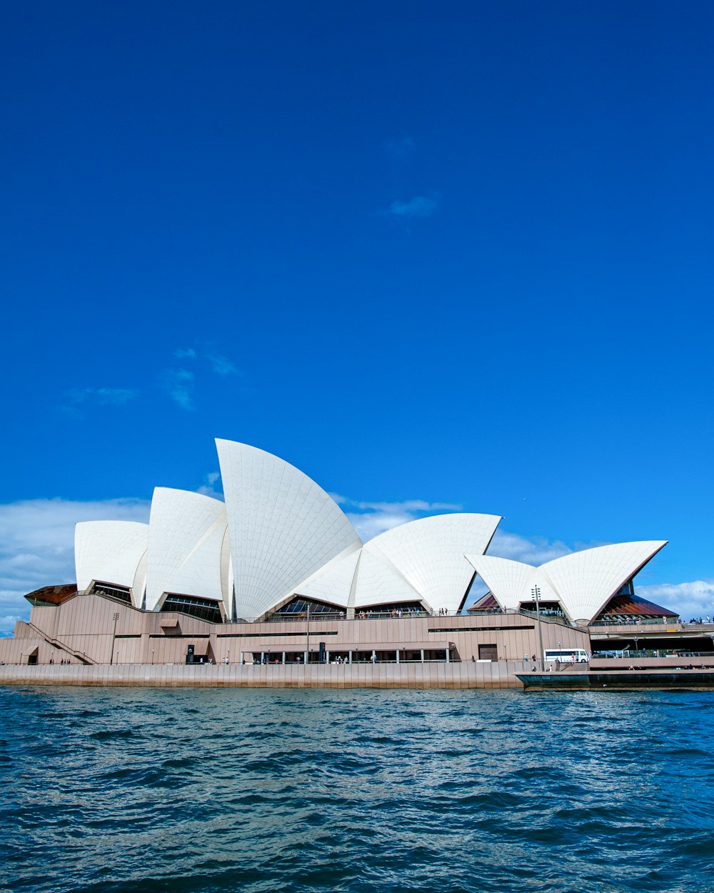 La Sydney Opera House in Australia è vista dall'acqua