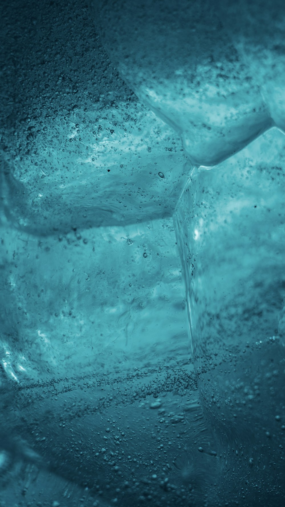 um close up de cubos de gelo na água