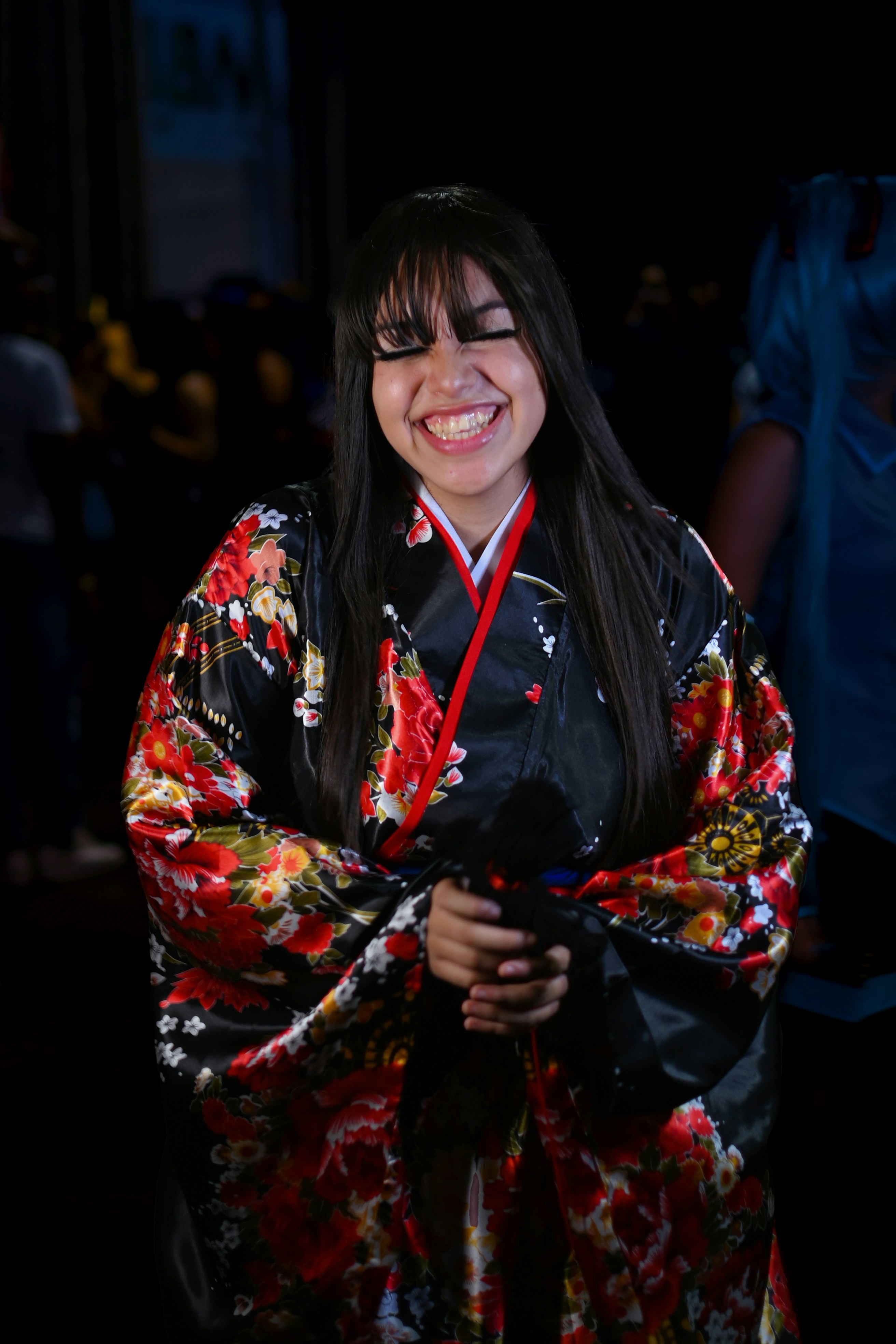 Seorang wanita dengan kimono tersenyum ke kamera