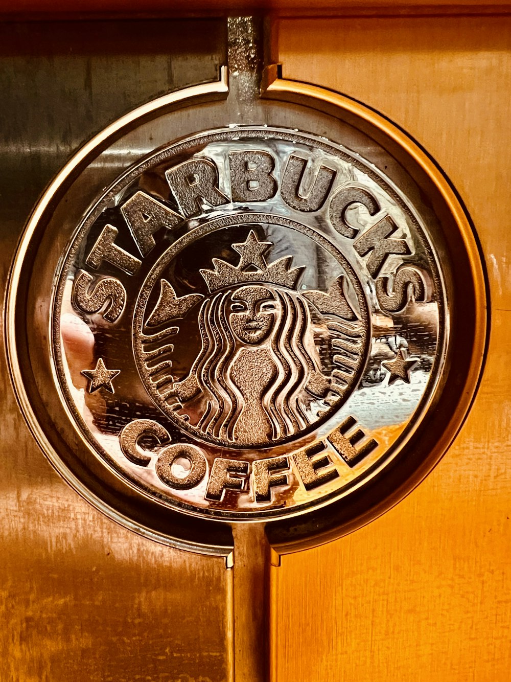 Um close up de uma placa Starbucks em uma porta