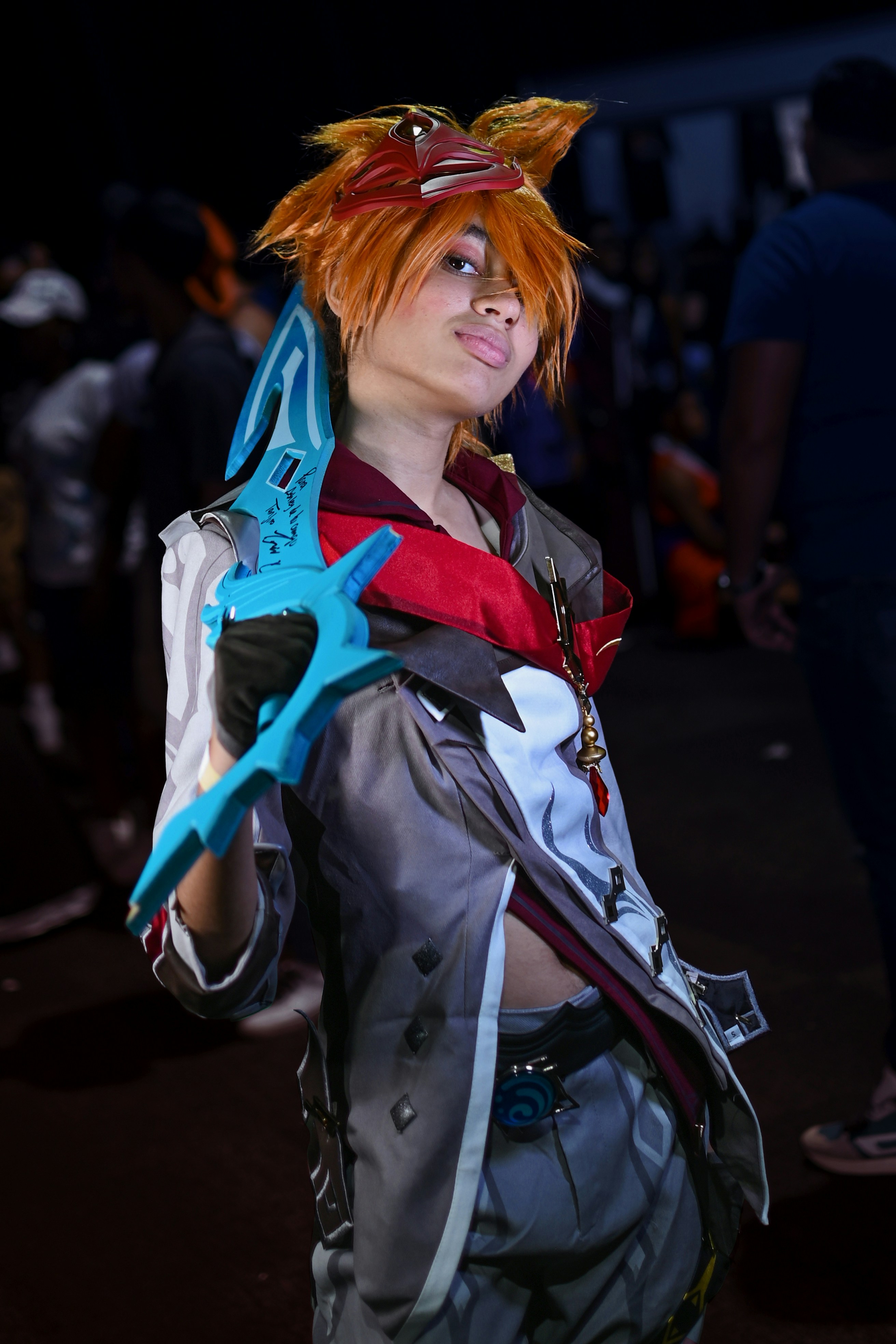 Seorang wanita bercosplay memegang gunting