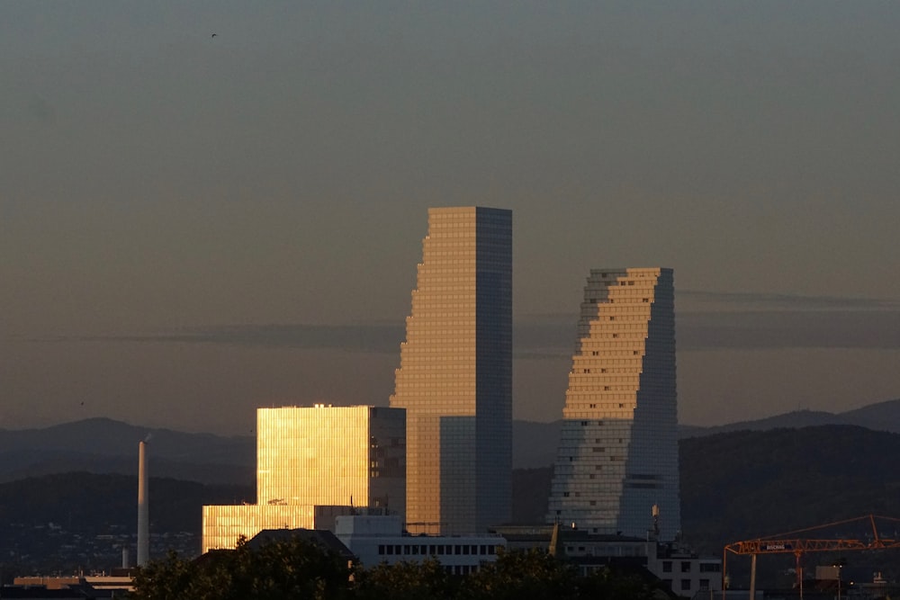 uma vista de alguns edifícios muito altos em uma cidade