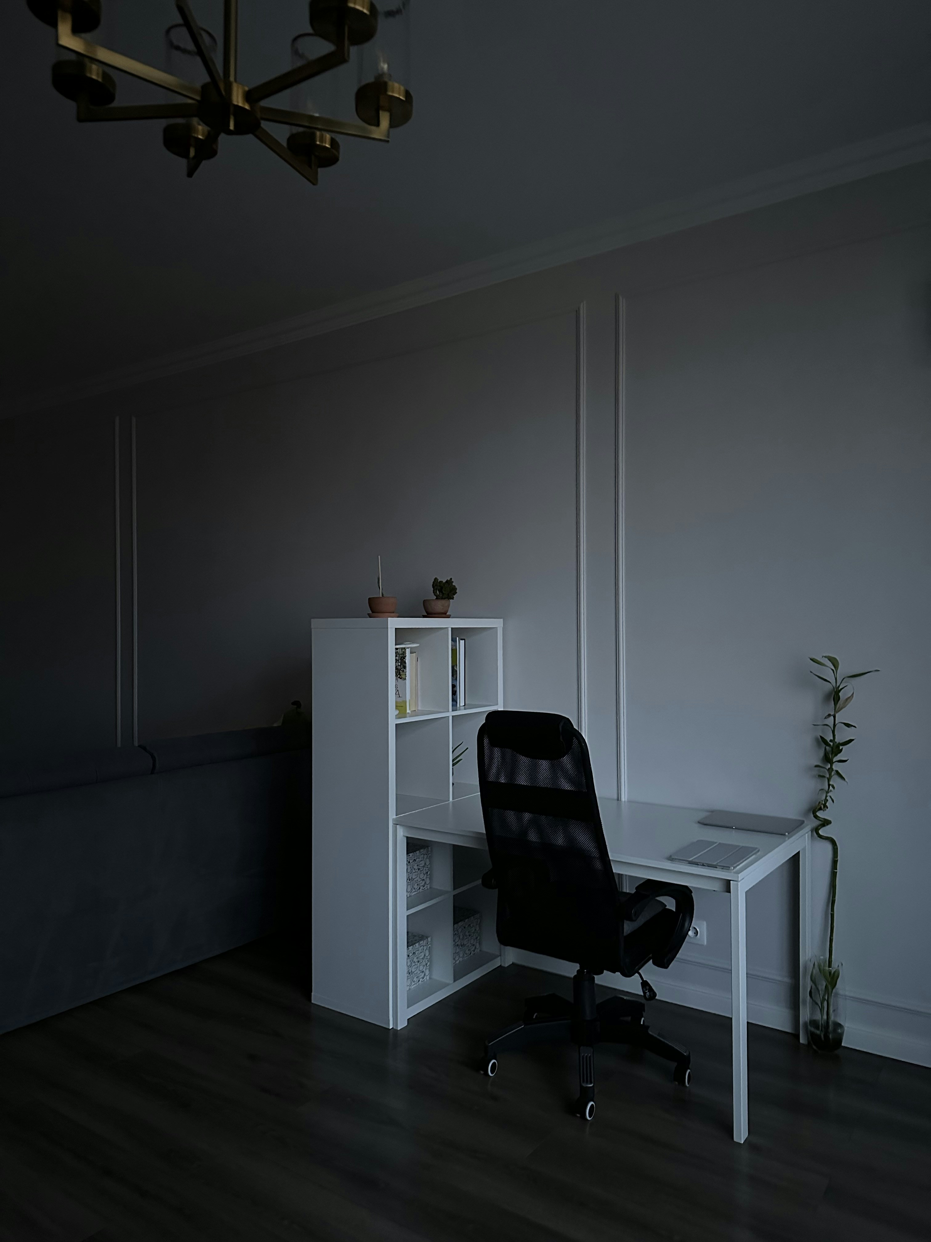 How to Create a Minimalist Home Office That Inspires Focus