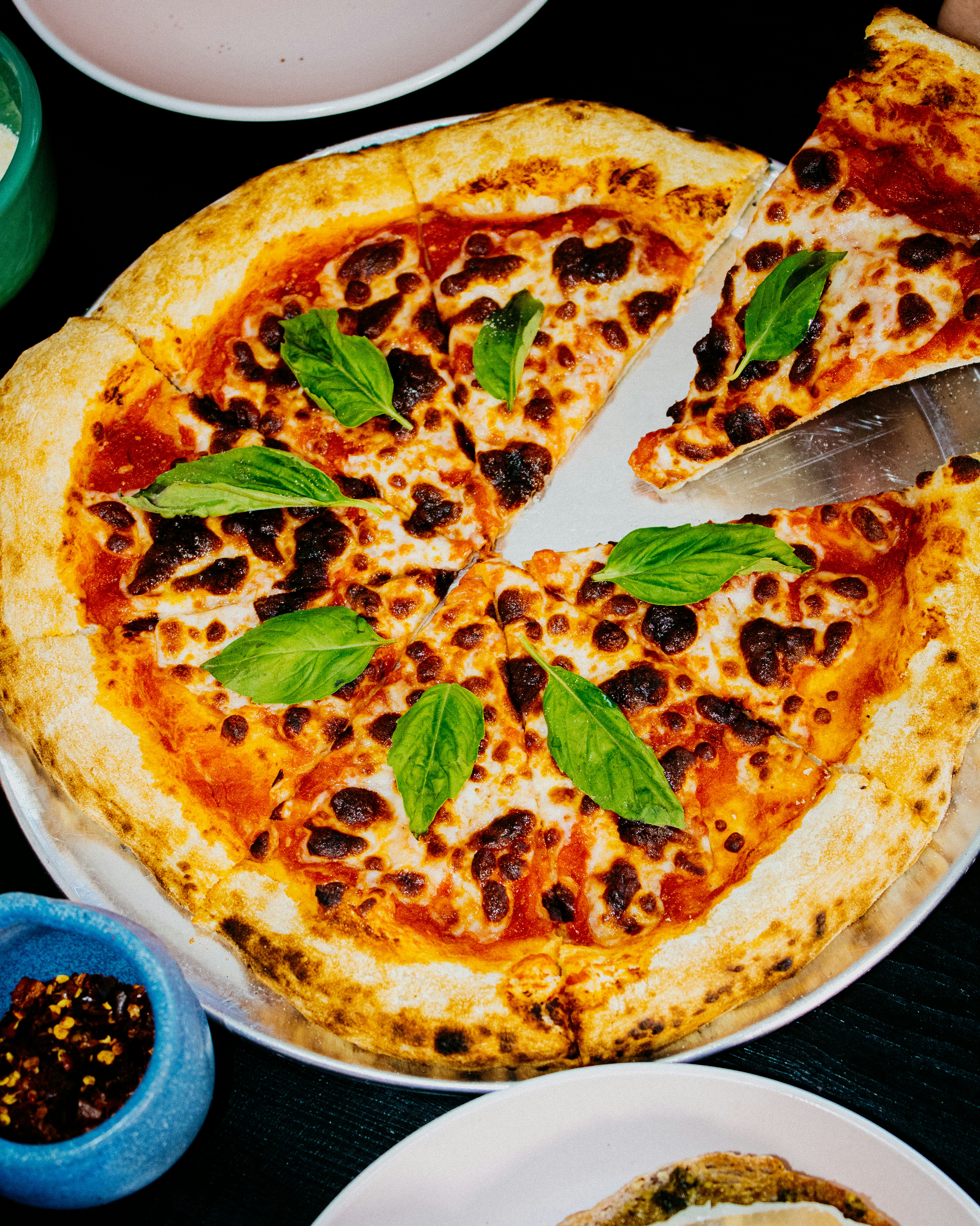 A pizza sitting on top of a white plate photo Free Food Image on Unsplash