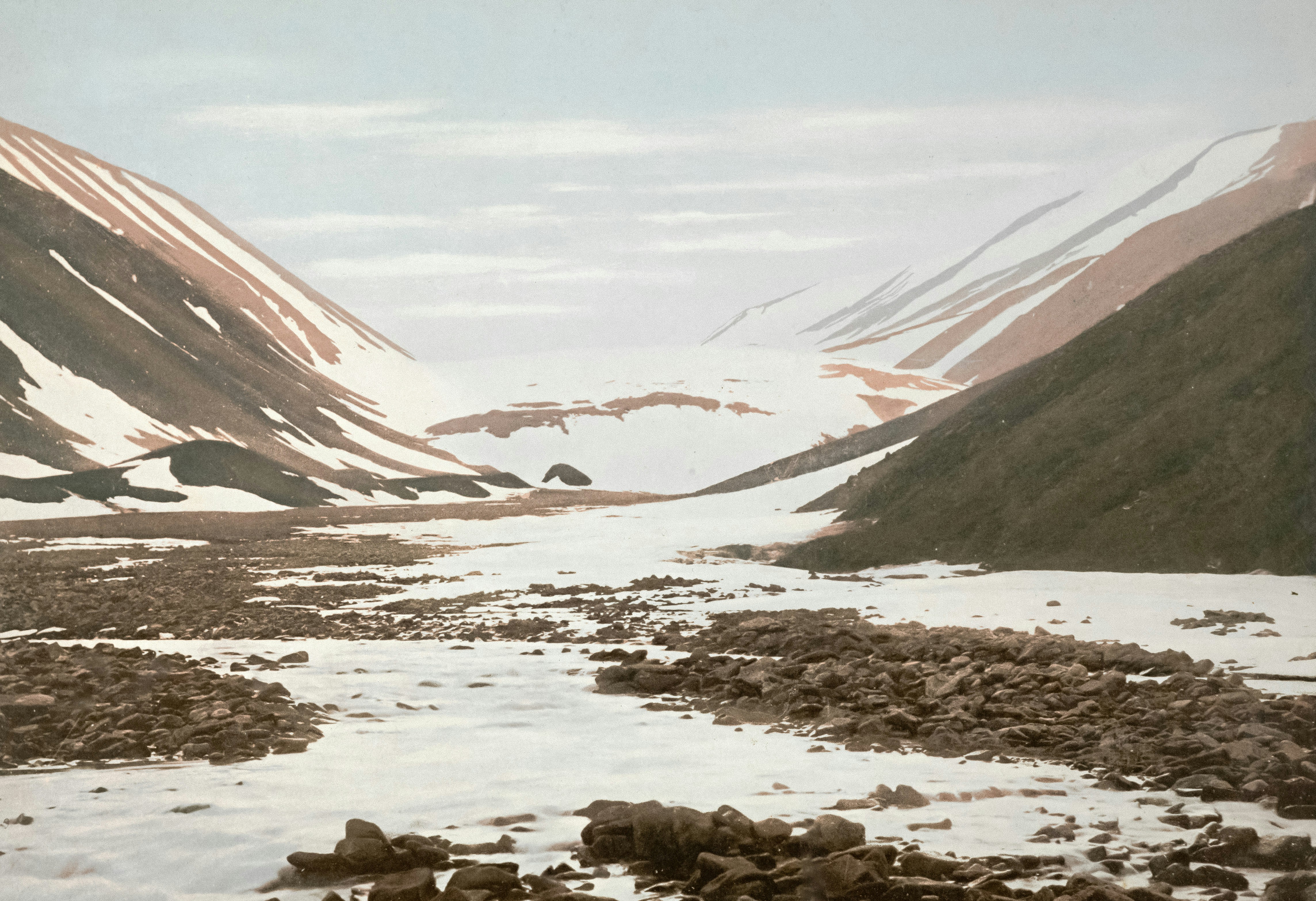 um rio que atravessa um vale coberto de neve