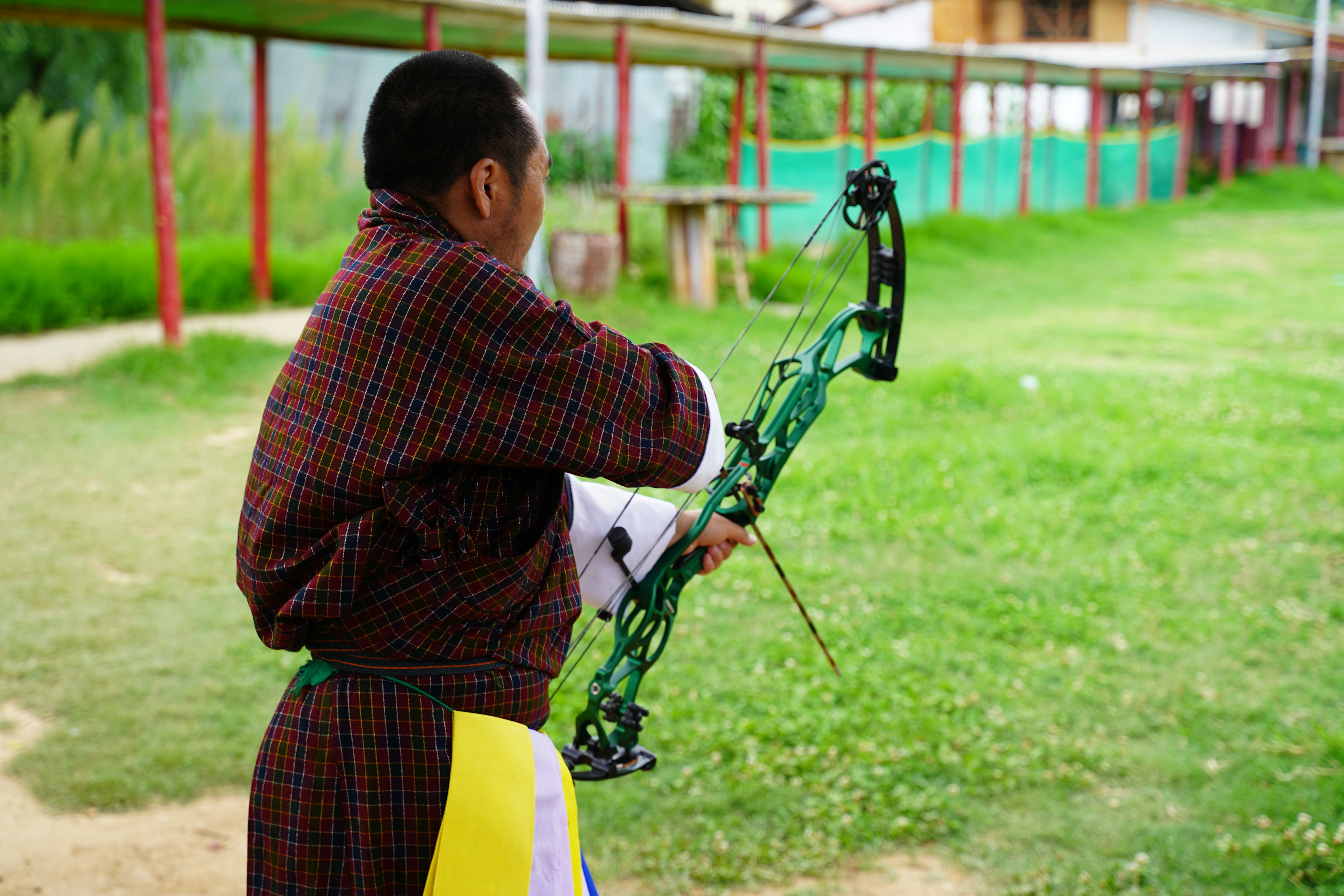 Anak-anak bermain di luar ruangan
