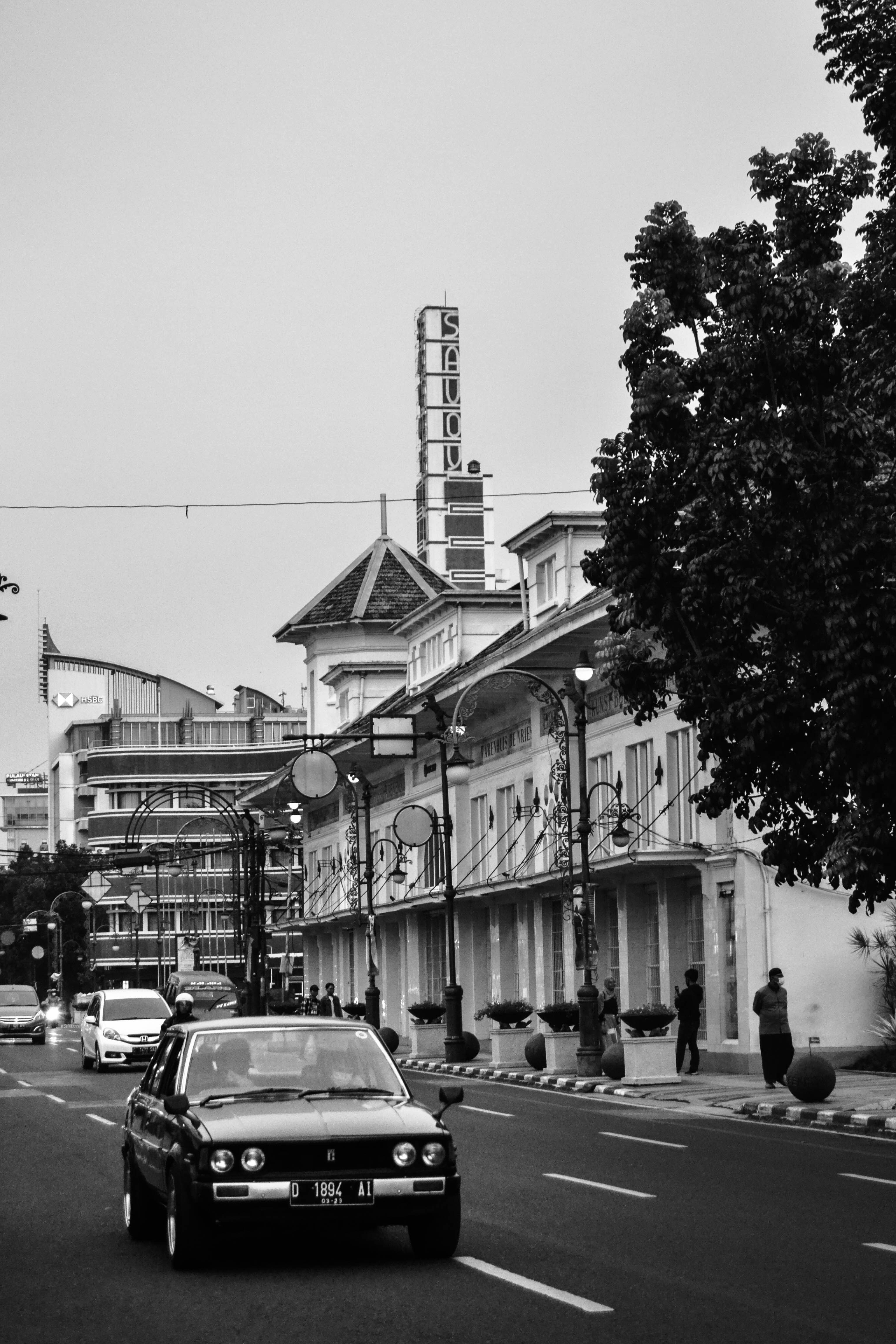 a black and white photo of a city street