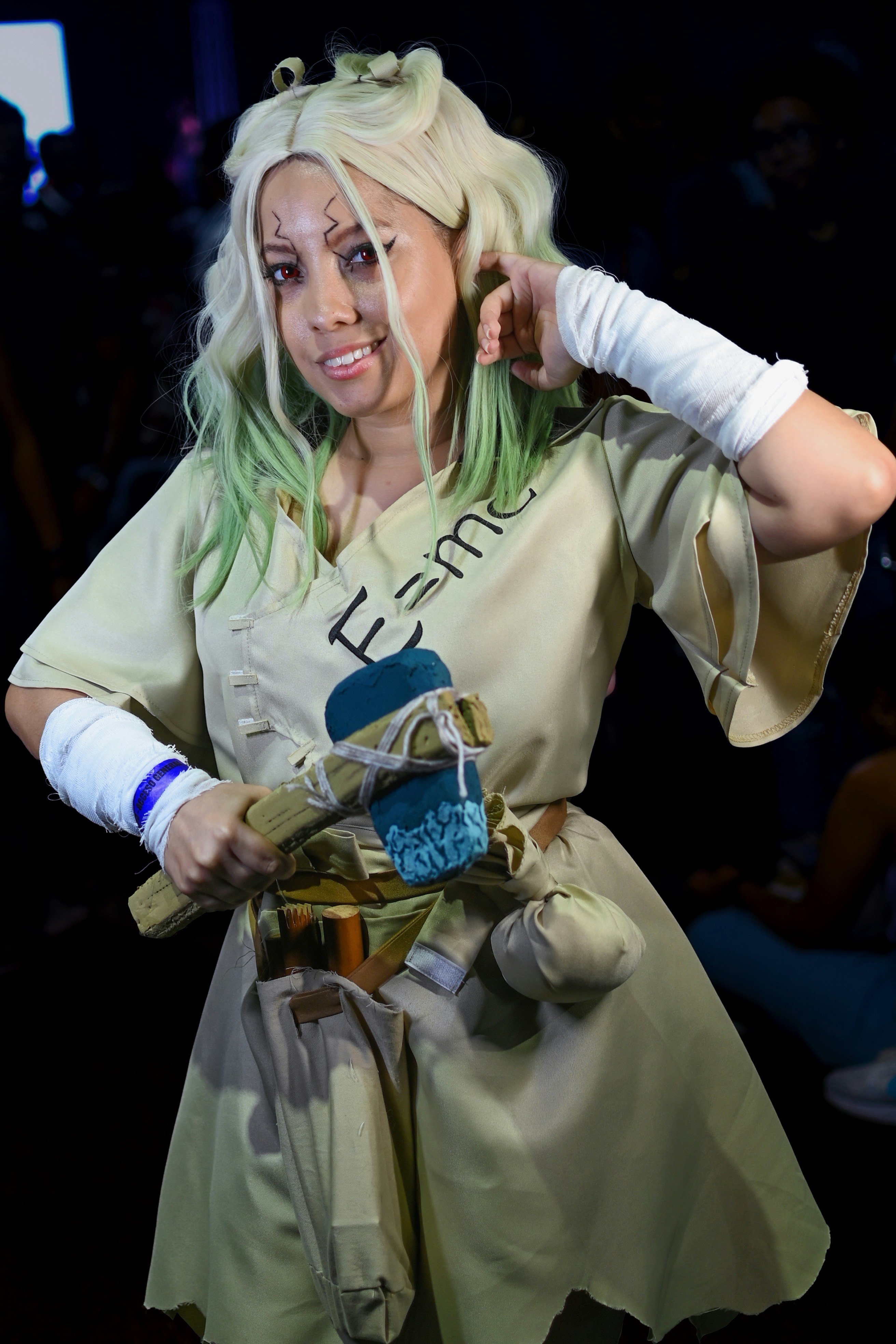 Seorang wanita mengenakan kostum cosplay