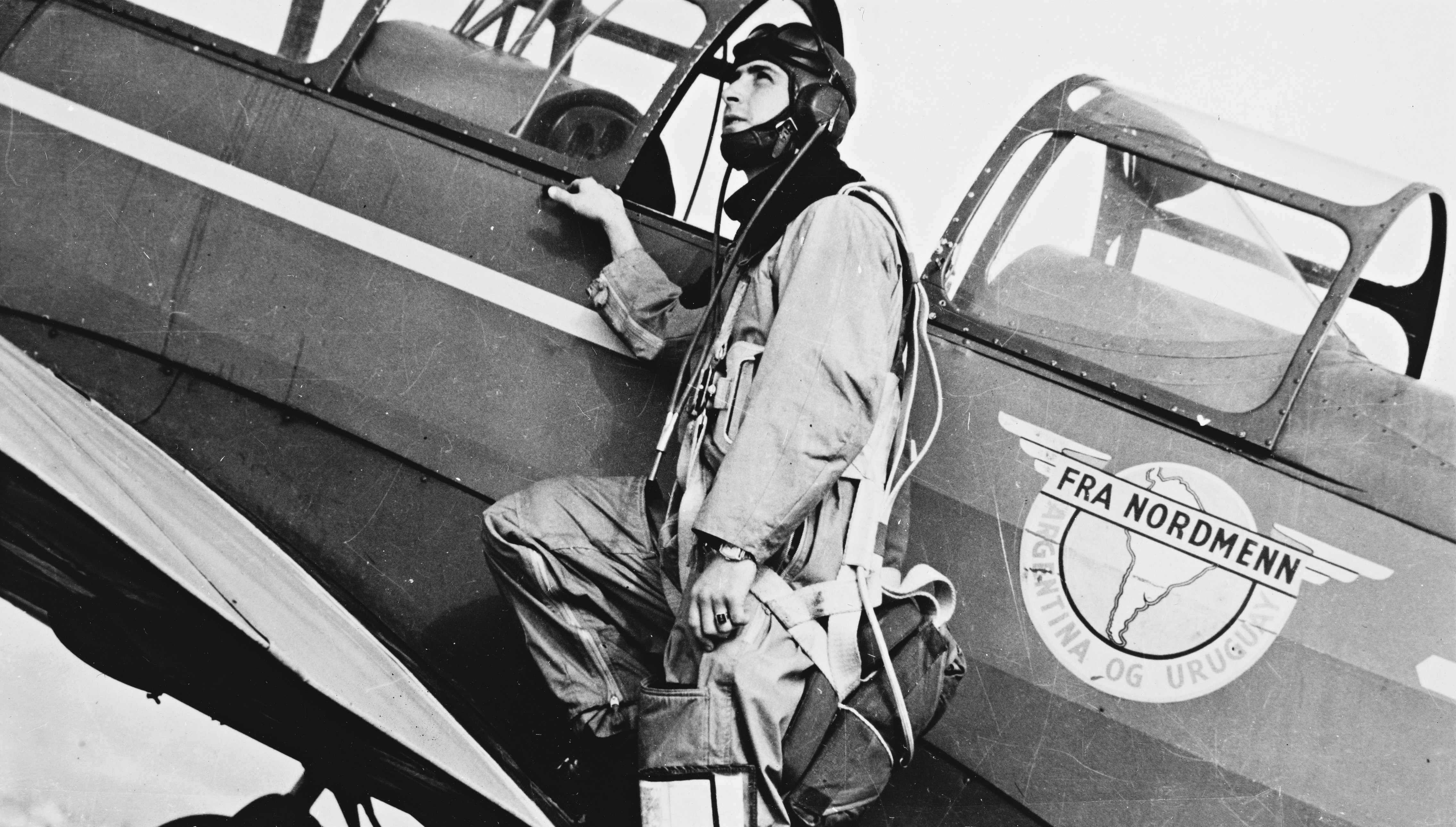 a black and white photo of a man in a fighter plane, One of the Royal Norwegian Air Force training planes given by South American Norwegians Dato / Date: 1941 Sted / Place: Canada, Toronto, Little Norway Fotograf / Photographer: ukjent / unknown Utgiver / Publisher: ukjent / unknown Digital kopi av original / Digital copy of original: s/h postkort, sølvgelatin Bildesignatur / Image Number: blds_07362 https://www.flickr.com/photos/national_library_of_norway/16877993487/in/album-72157651782599536/