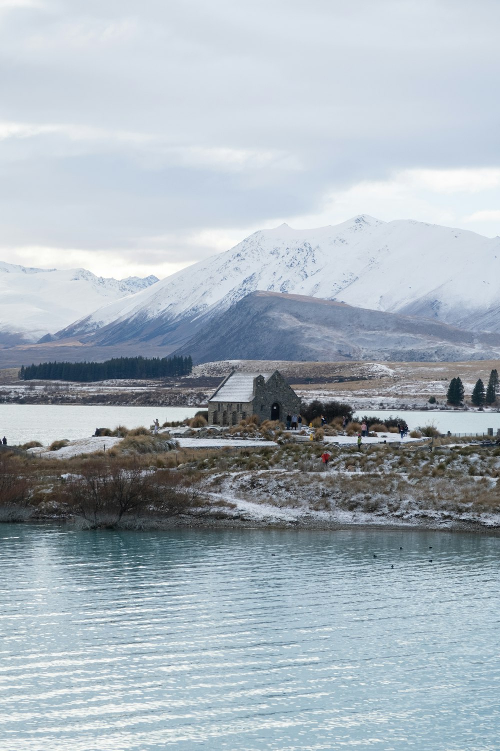 un plan d’eau entouré de montagnes enneigées