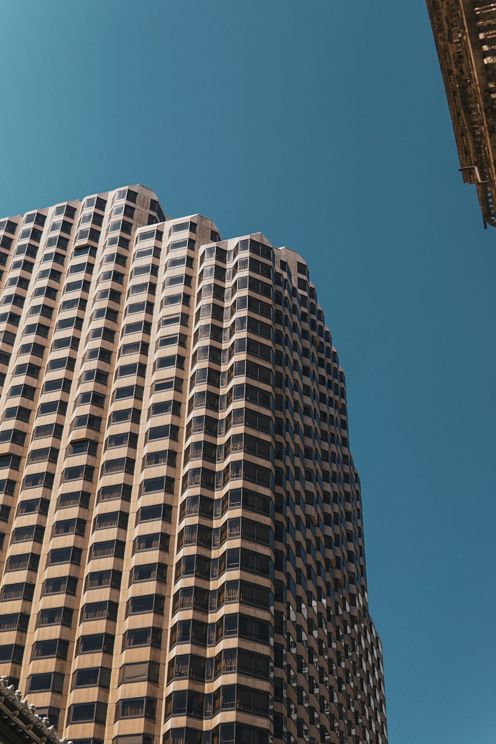 Un edificio molto alto che domina una città