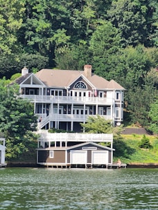 Sun-dappled home with a wraparound porch overlooking Horseshoe Bend lake.