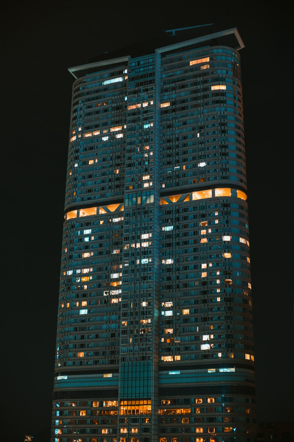 un edificio molto alto illuminato di notte