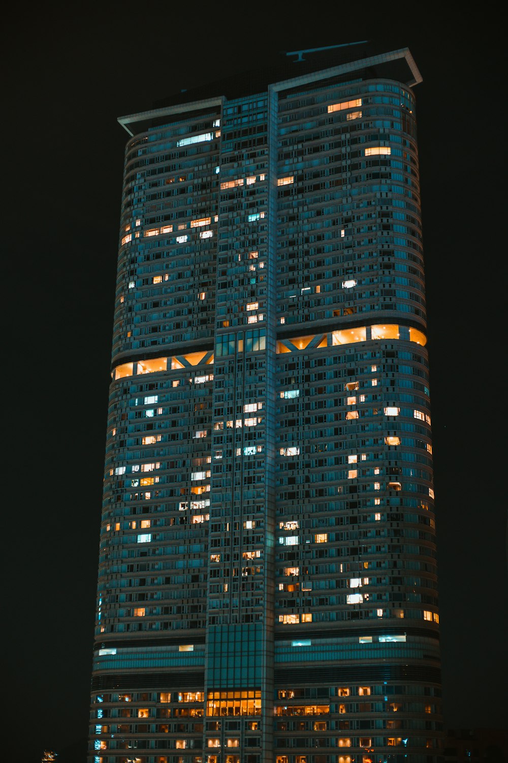 夜にライトアップされた超高層ビル