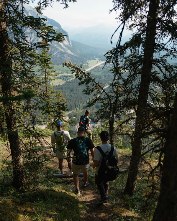 Randonneurs sur un sentier de montagne