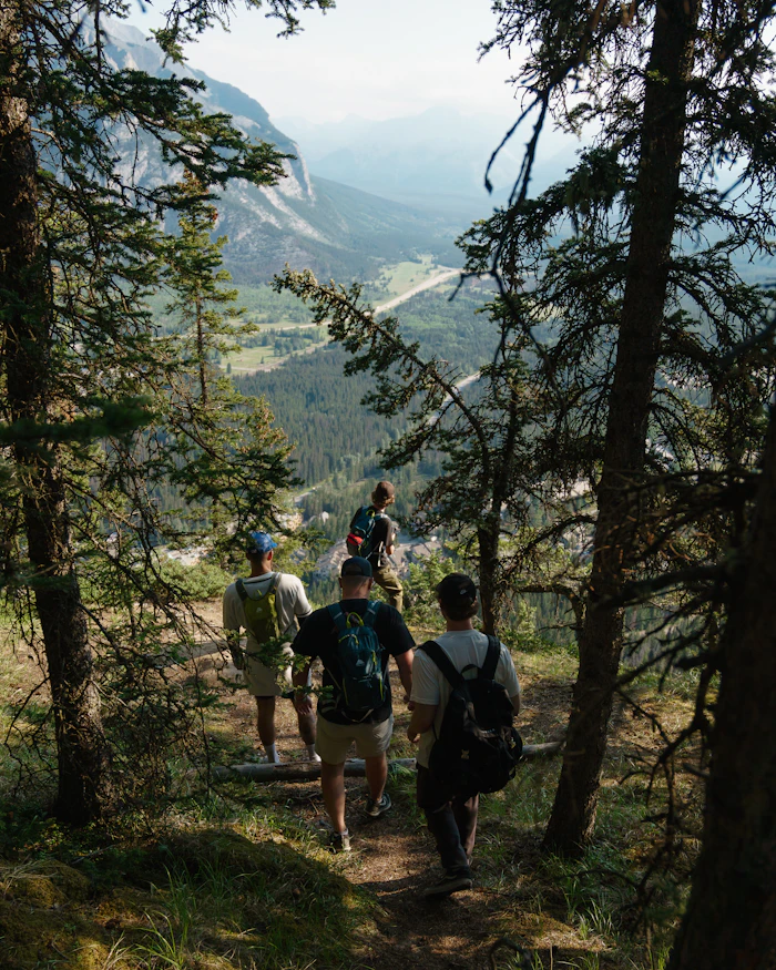 Accompagnateur guidant un groupe en randonnée en montagne, secteur La Mûre / Grenoble