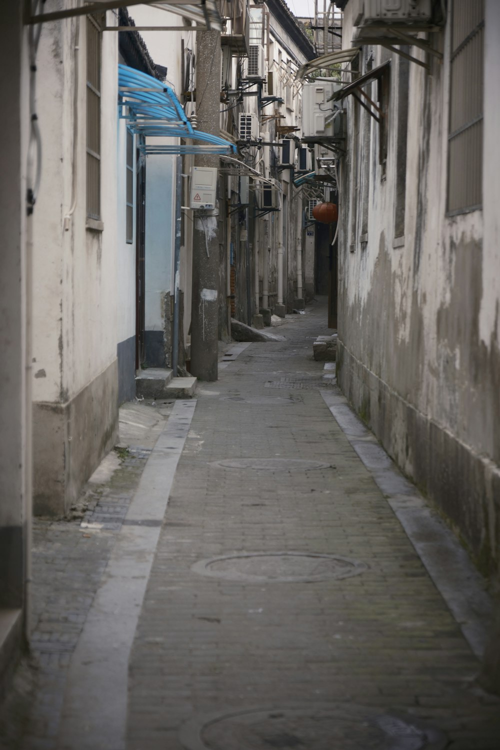 a narrow alley way with buildings on both sides