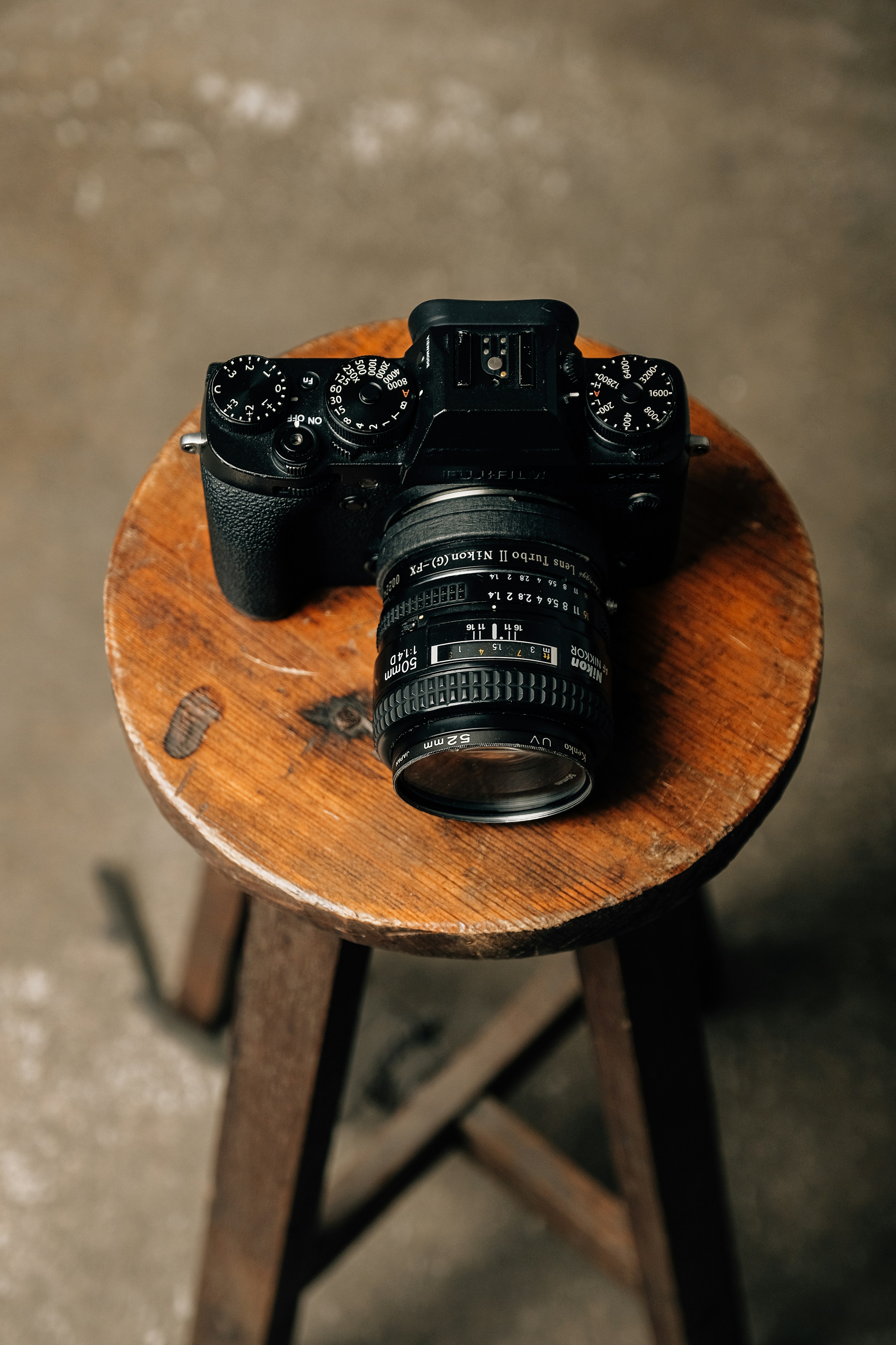 나무 탁자 위에 앉아 있는 카메라