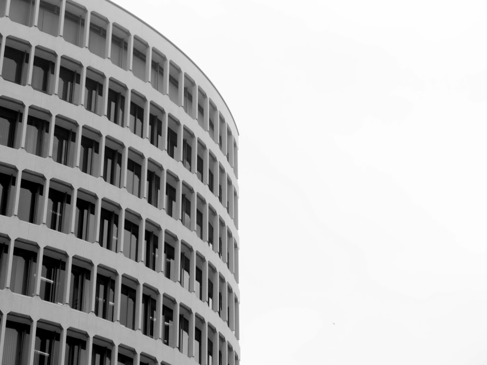 Una foto en blanco y negro de un edificio redondo
