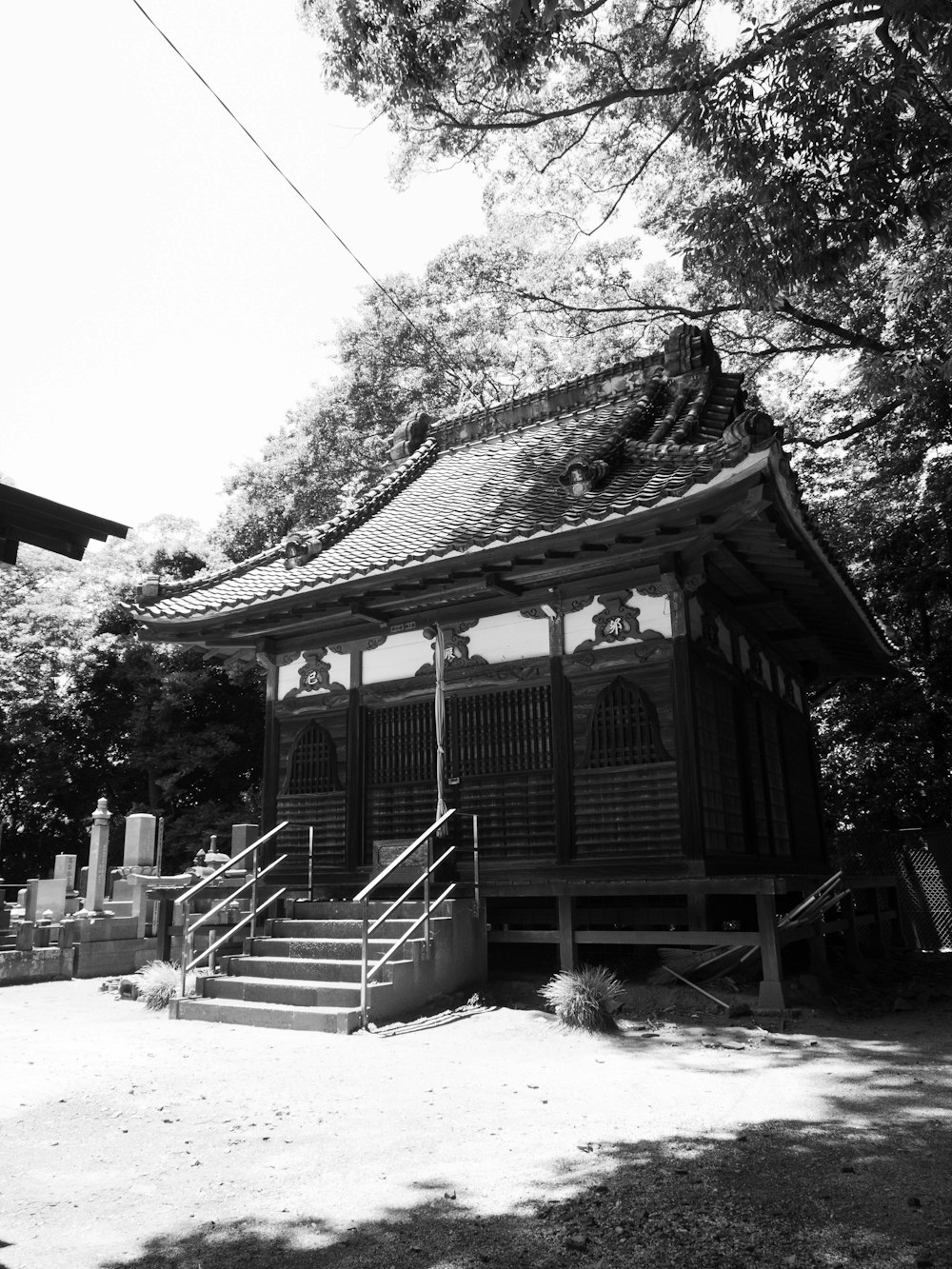 a black and white photo of a small building