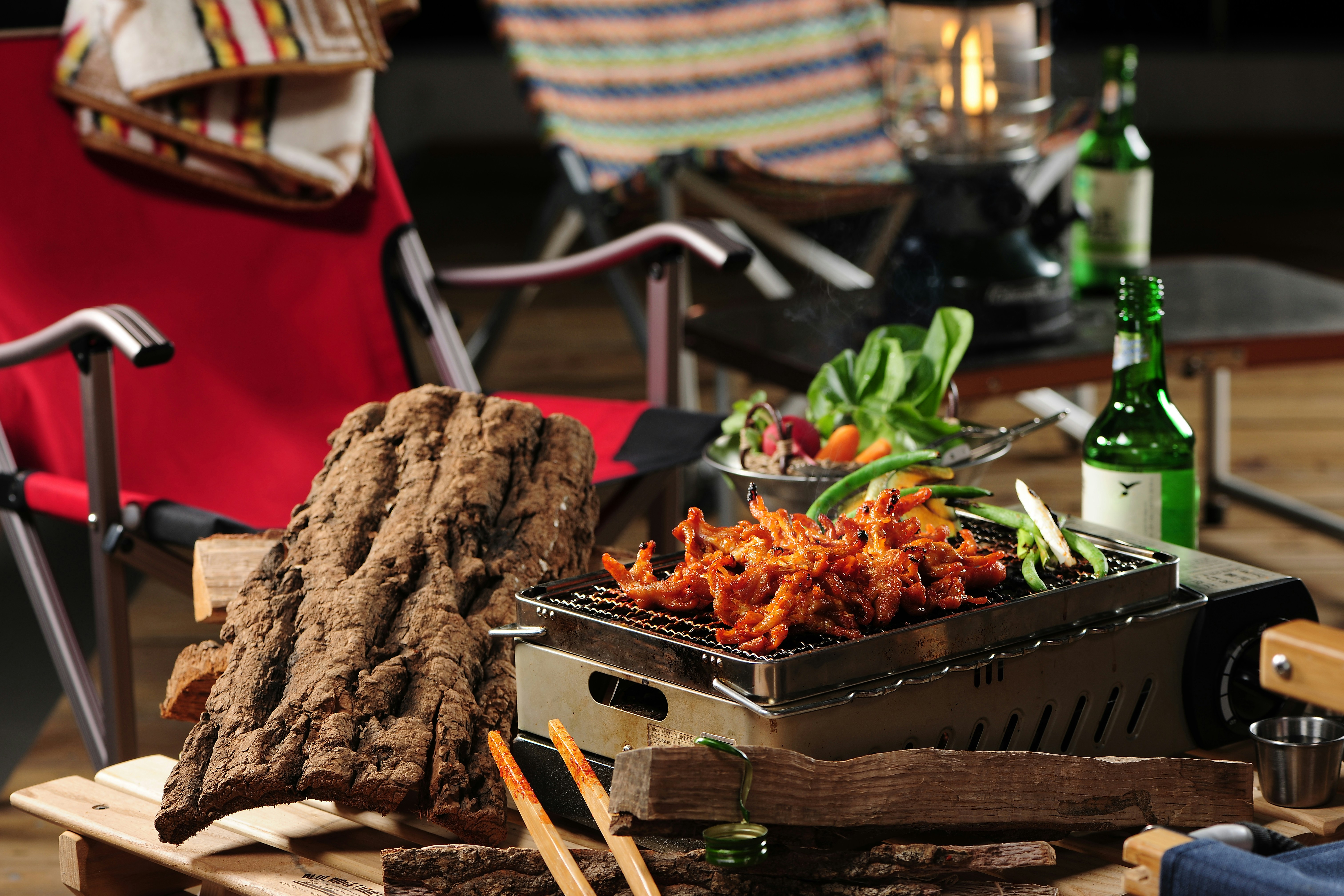 un barbecue con un sacco di cibo sopra di esso