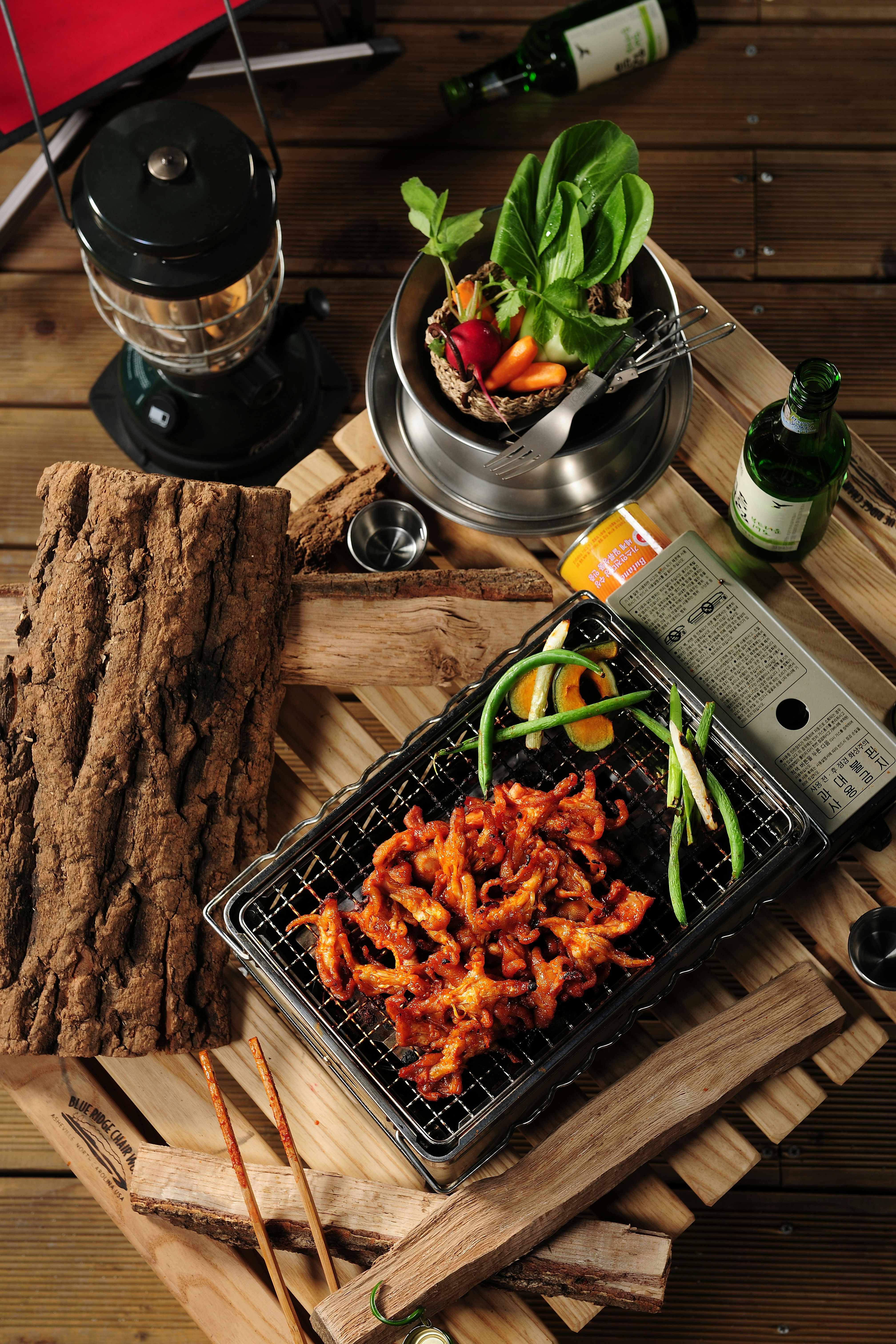 un barbecue con carne e verdure su un tavolo di legno