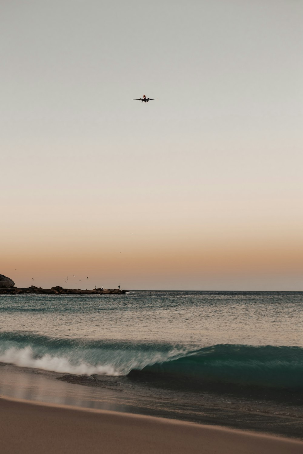 un avión volando sobre un cuerpo de agua