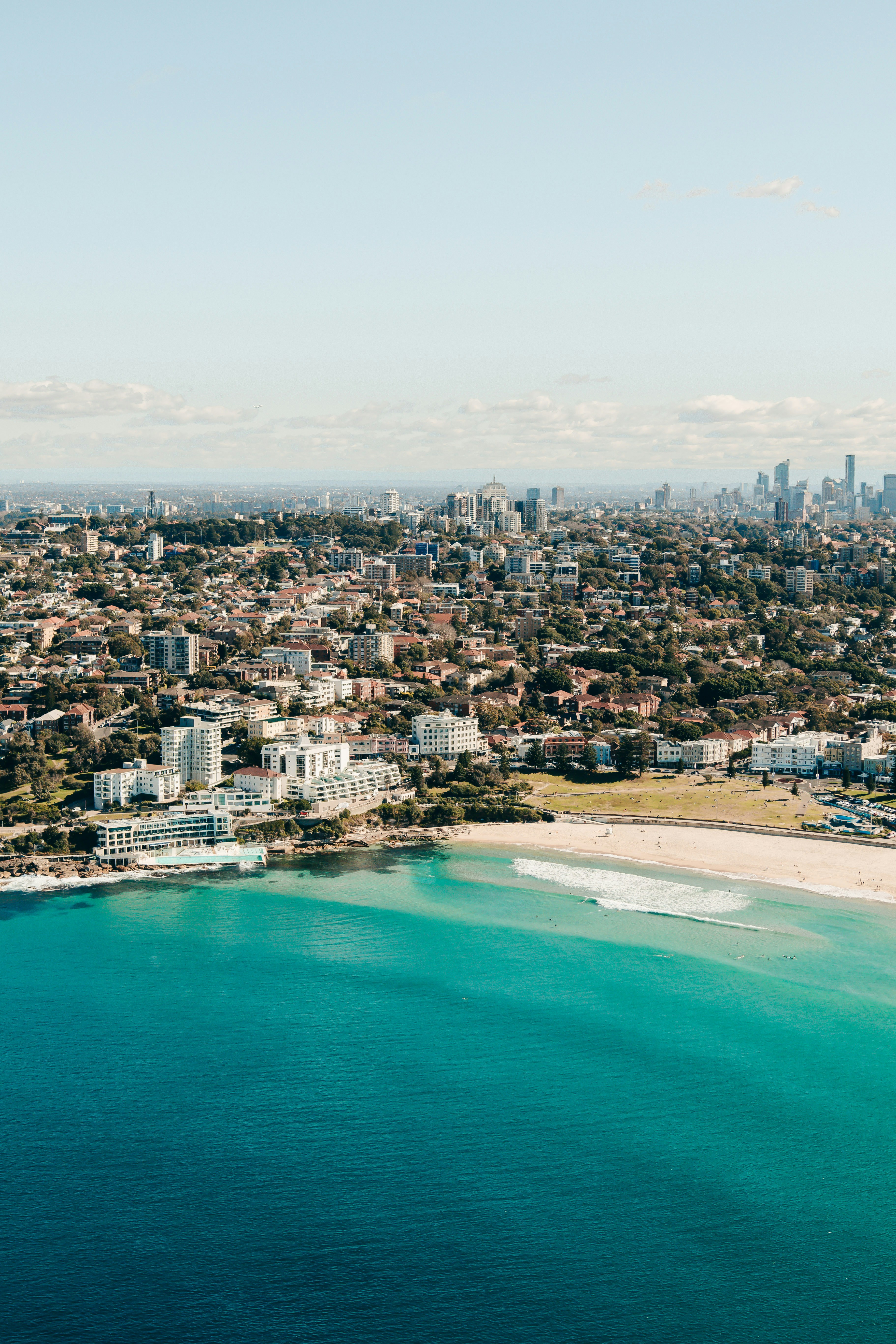 都市と海の空撮