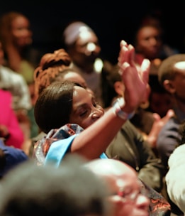 Close-up of a confident woman leading a workshop with attentive participants in Patos de Minas.