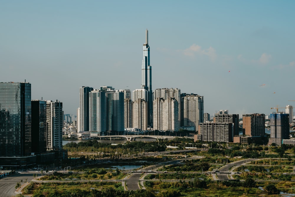 Una vista di una città con edifici alti