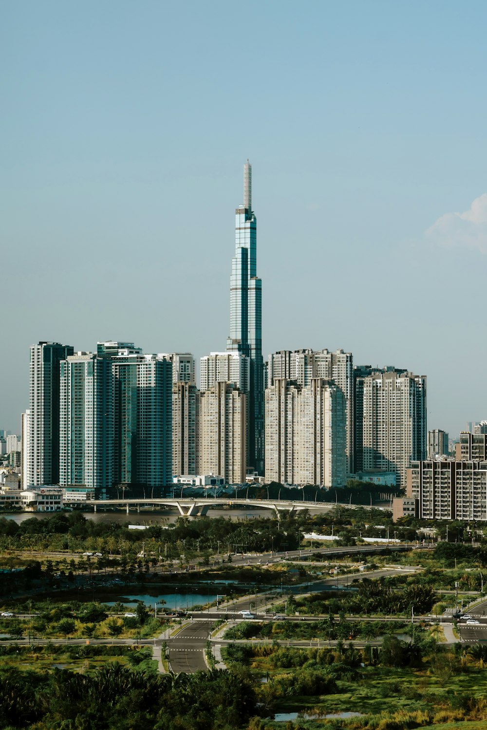 Una vista di una grande città con edifici alti