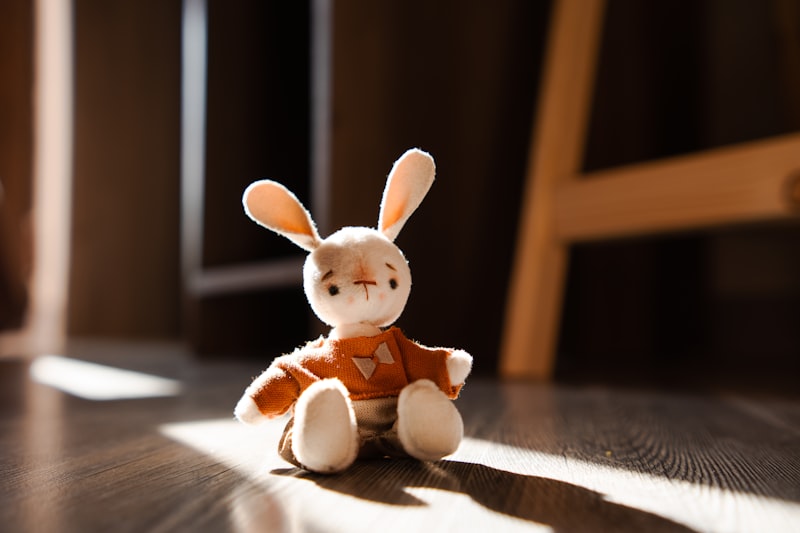 Coniglietto di peluche su pavimento in legno