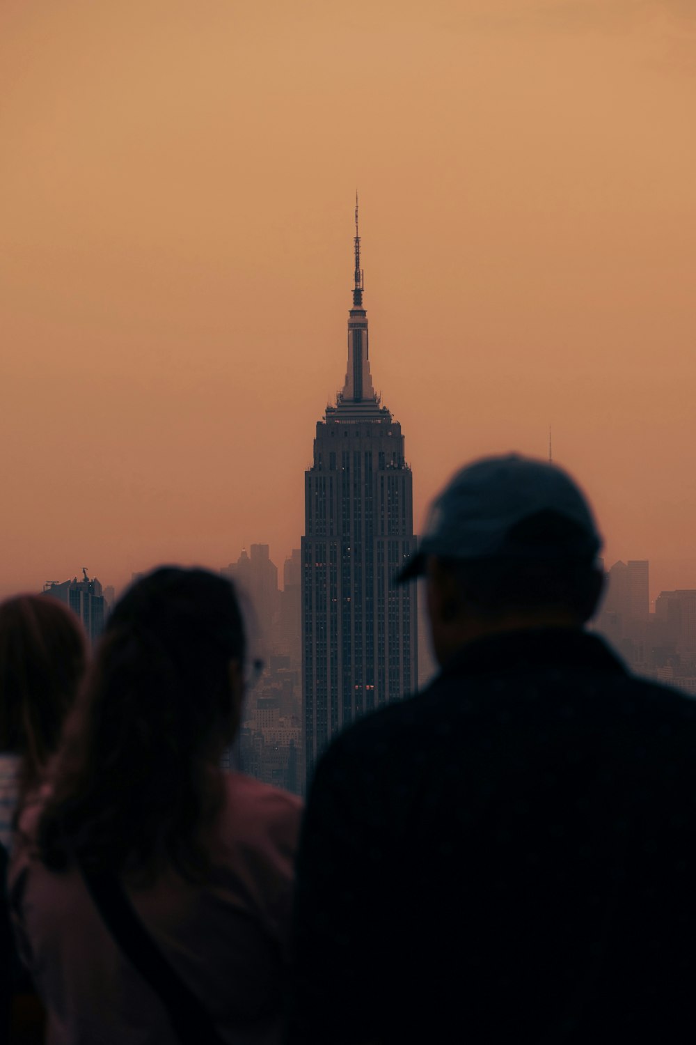 Un grupo de personas de pie en la cima de un edificio alto