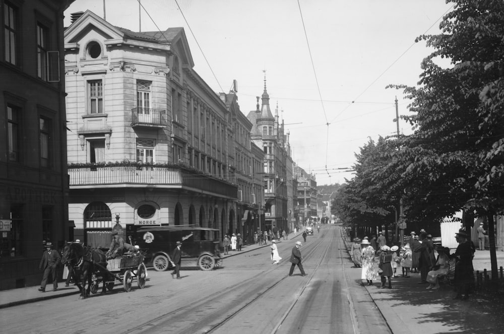 Ein Schwarz-Weiß-Foto einer Stadtstraße