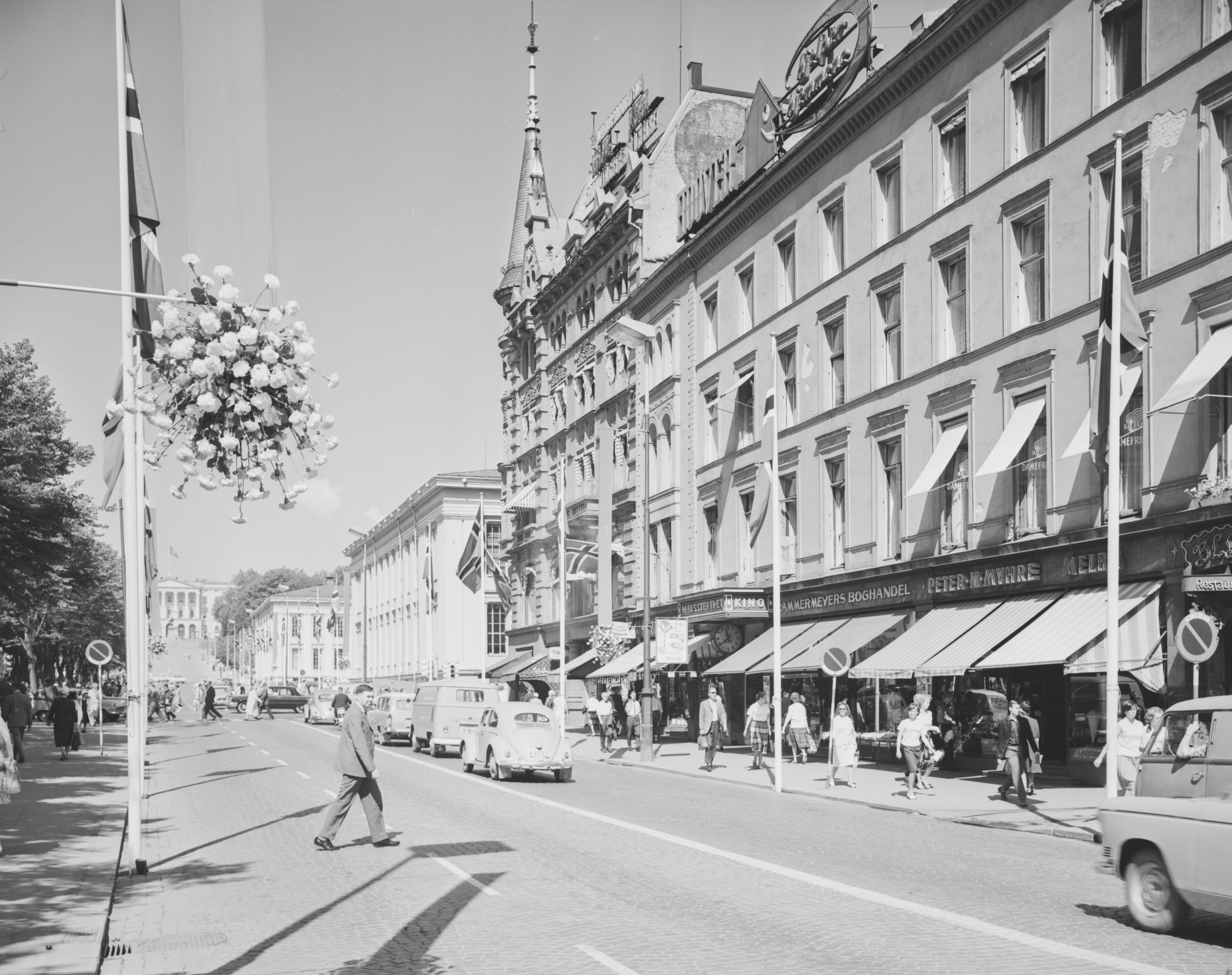 a black and white photo of a city street