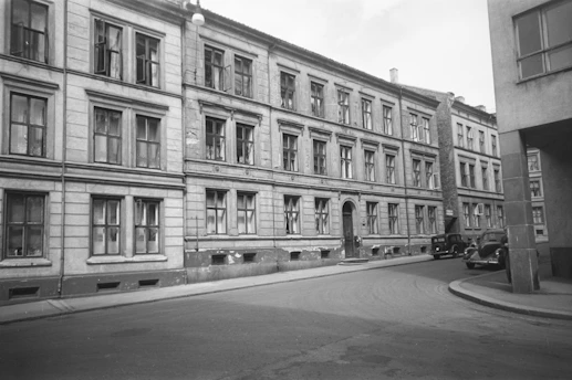 A vintage black-and-white photo of El Pedregal neighborhood streets in the 1960s, showing community life and architecture.