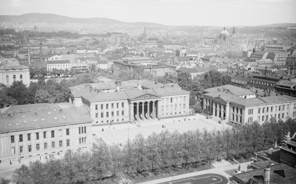 a black and white photo of a large building