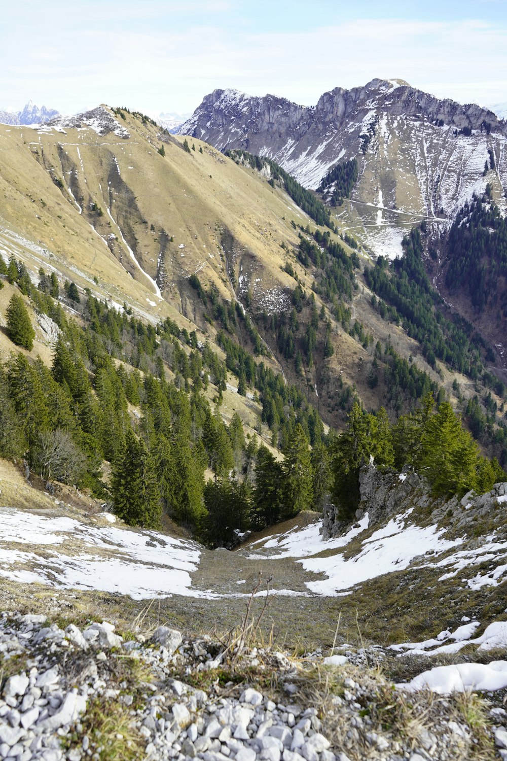una vista di una catena montuosa con neve sul terreno