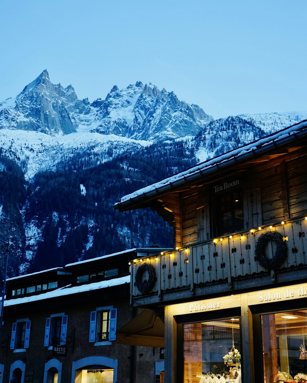 Un edificio con una montagna sullo sfondo