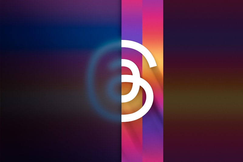 a picture of the letter e on a multicolored background