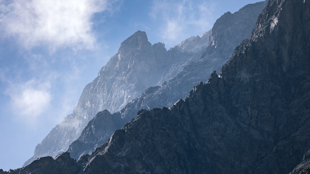 Une très haute montagne avec quelques nuages dans le ciel