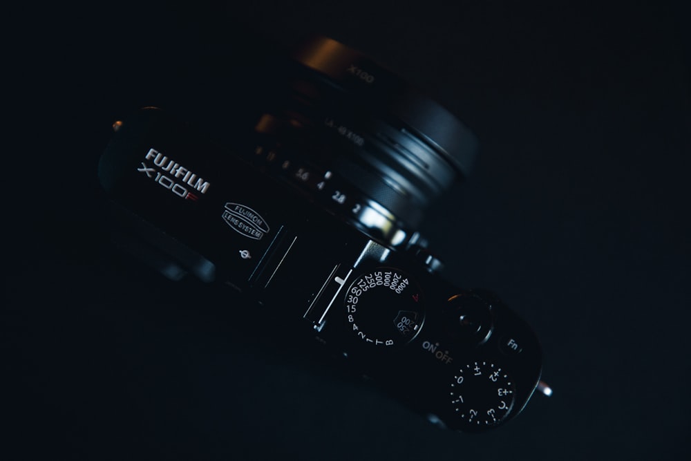 Un primer plano de una cámara en la oscuridad