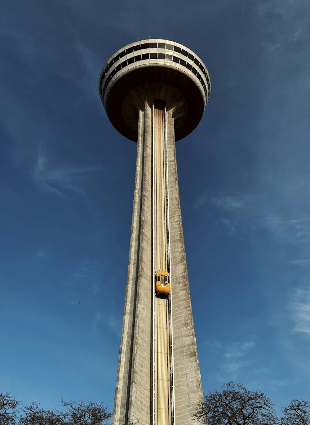 una torre alta con un tren a su lado